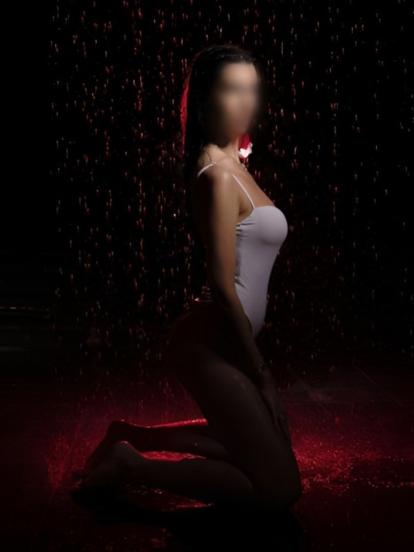 Индира привлекательная девушка из Пскова цена от 2000 руб